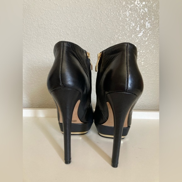 Vince Camuto 5” stiletto ankle leather boots with gold trim & hardware size 6.5 - Picture 7 of 10